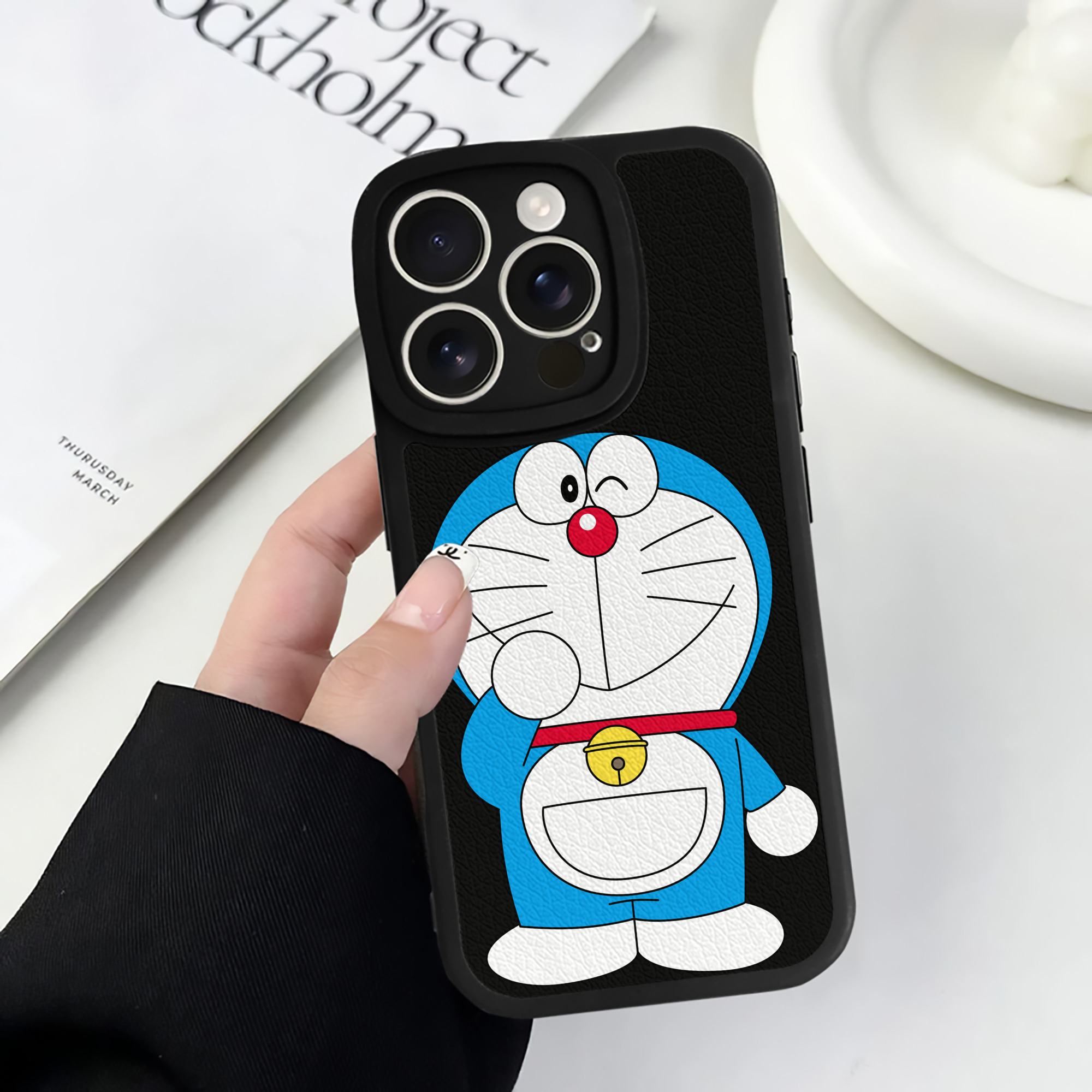 （画像用） ドラえもん Doraemon 【iPhone 16シリーズ対応】シリコンスマホケース（レザー調） 材質：シリコン